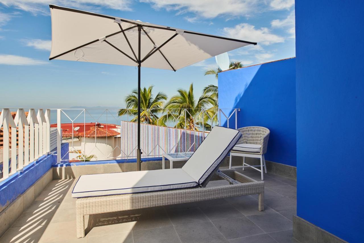 Hotel Luxury Patio Azul (Adults Only) Puerto Vallarta Esterno foto A cantilever umbrella