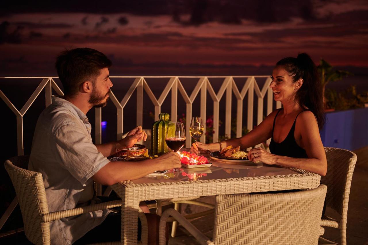 Hotel Luxury Patio Azul (Adults Only) Puerto Vallarta Esterno foto A couple dining at a restaurant