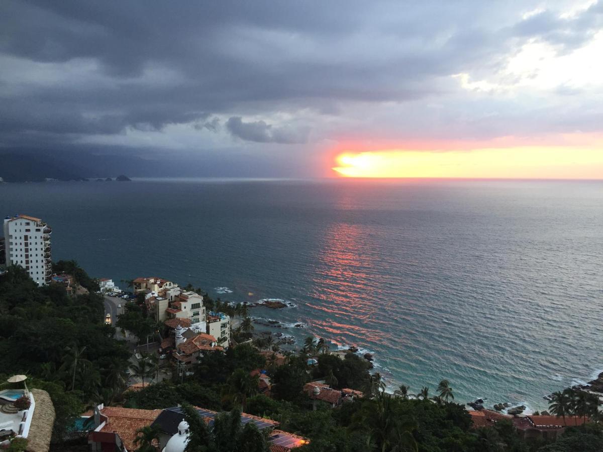 Hotel Luxury Patio Azul (Adults Only) Puerto Vallarta Esterno foto Sunset over the Pacific Ocean in Puerto Vallarta, Mexico